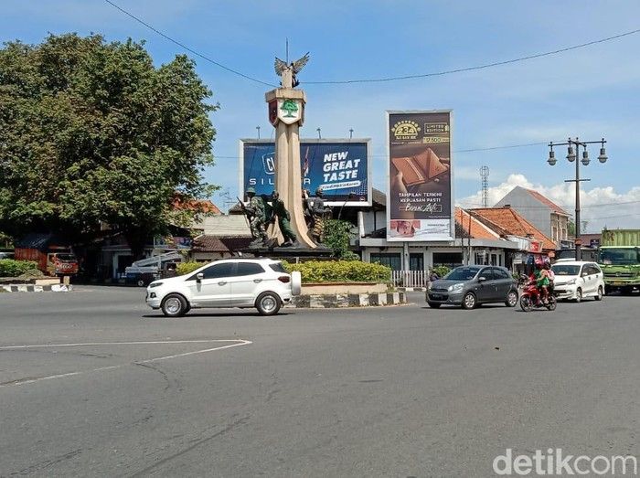 Tugu Kartasura, Monumen Bersejarah di Persimpangan Jalan Utama Empat Kota